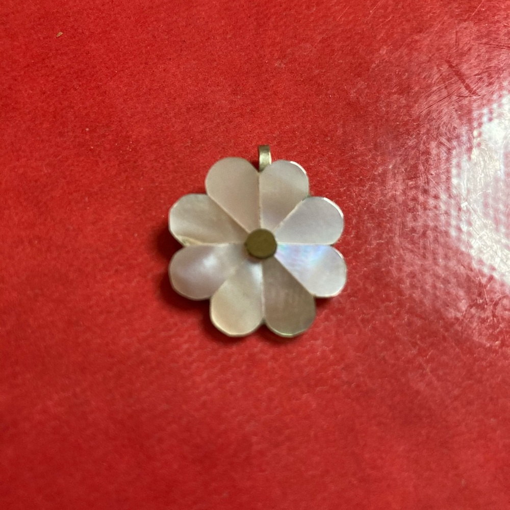Vintage 1980s mother of pearl flower pendant